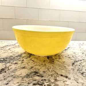 Pyrex, Vintage, Large 404, 4 Quart Yellow Mixing Bowl